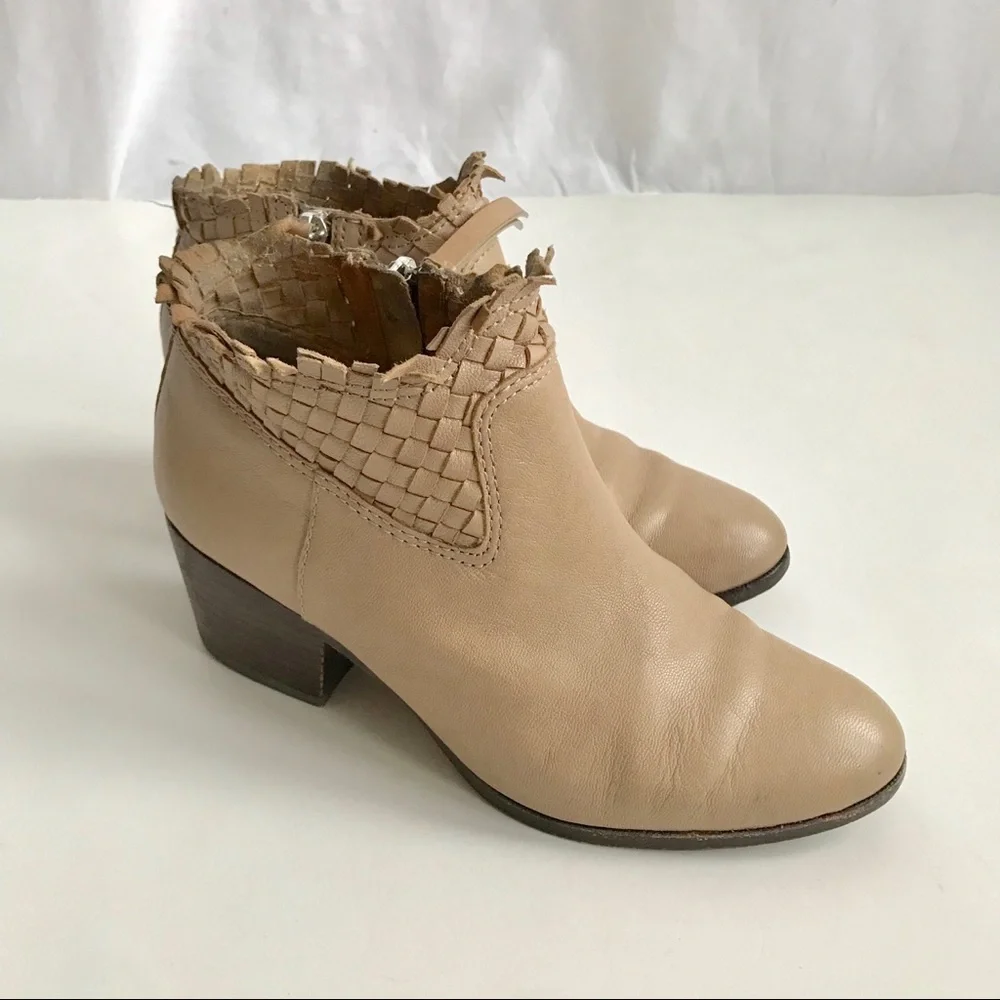 Coach EUC Beige Leather Woven Ankle Boots Size 5